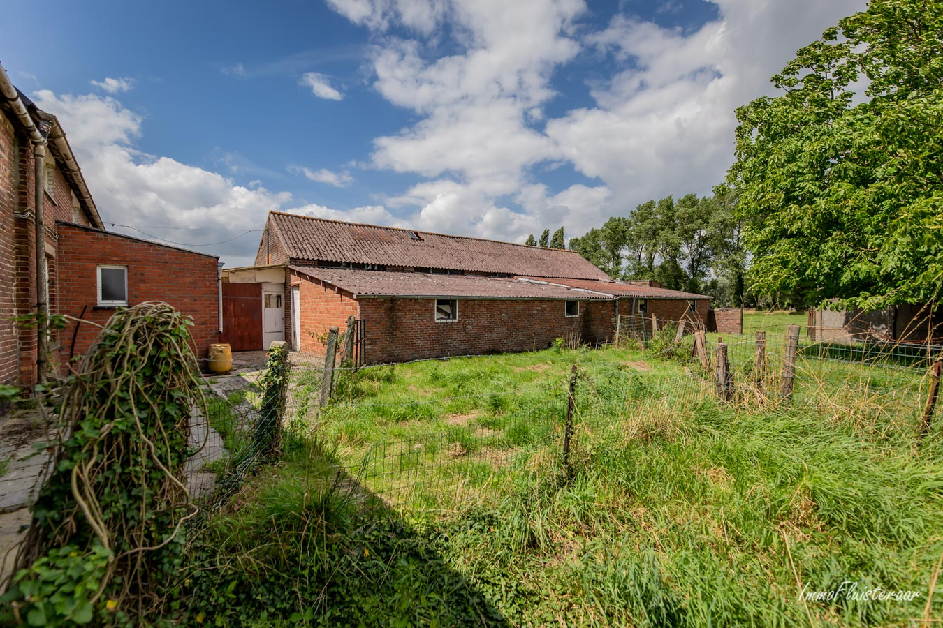 Landelijke woning met stalgebouwen en aanpalende weiden op 5.760m&#178; 