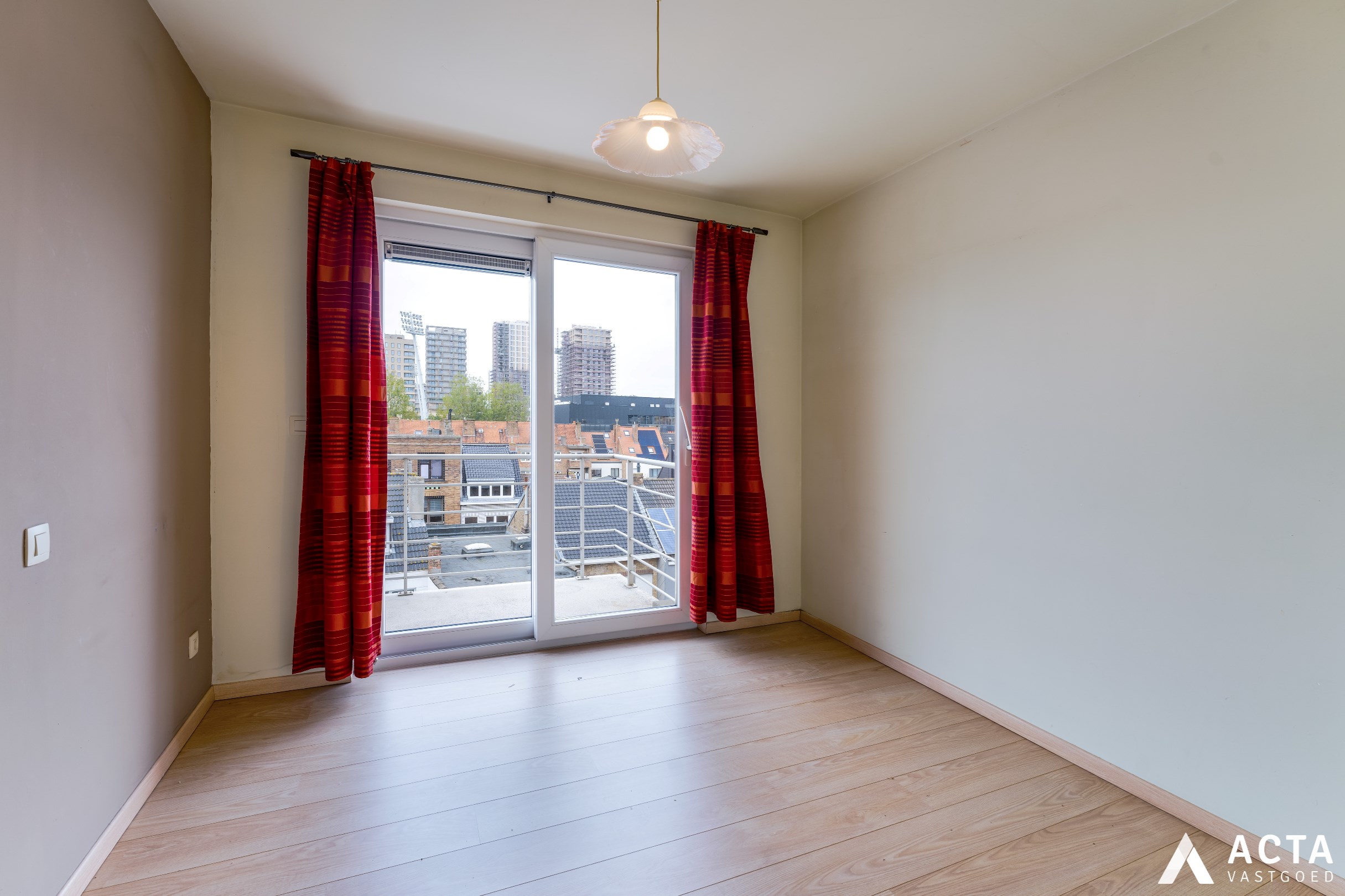 Instapklaar appartement met twee terrassen in Mariakerke! 