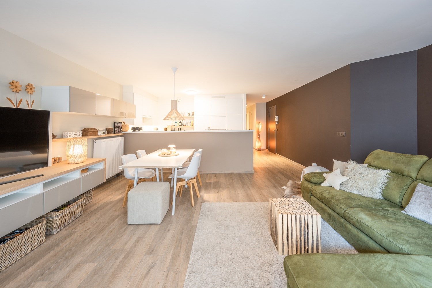 MEUBL&#201; : Appartement rez-de-chauss&#233;e unique et r&#233;cemment meubl&#233; avec un beau jardin ensoleill&#233;, id&#233;alement situ&#233; pr&#232;s de l&#39;avenue Dumortier &#224; Knokke. 