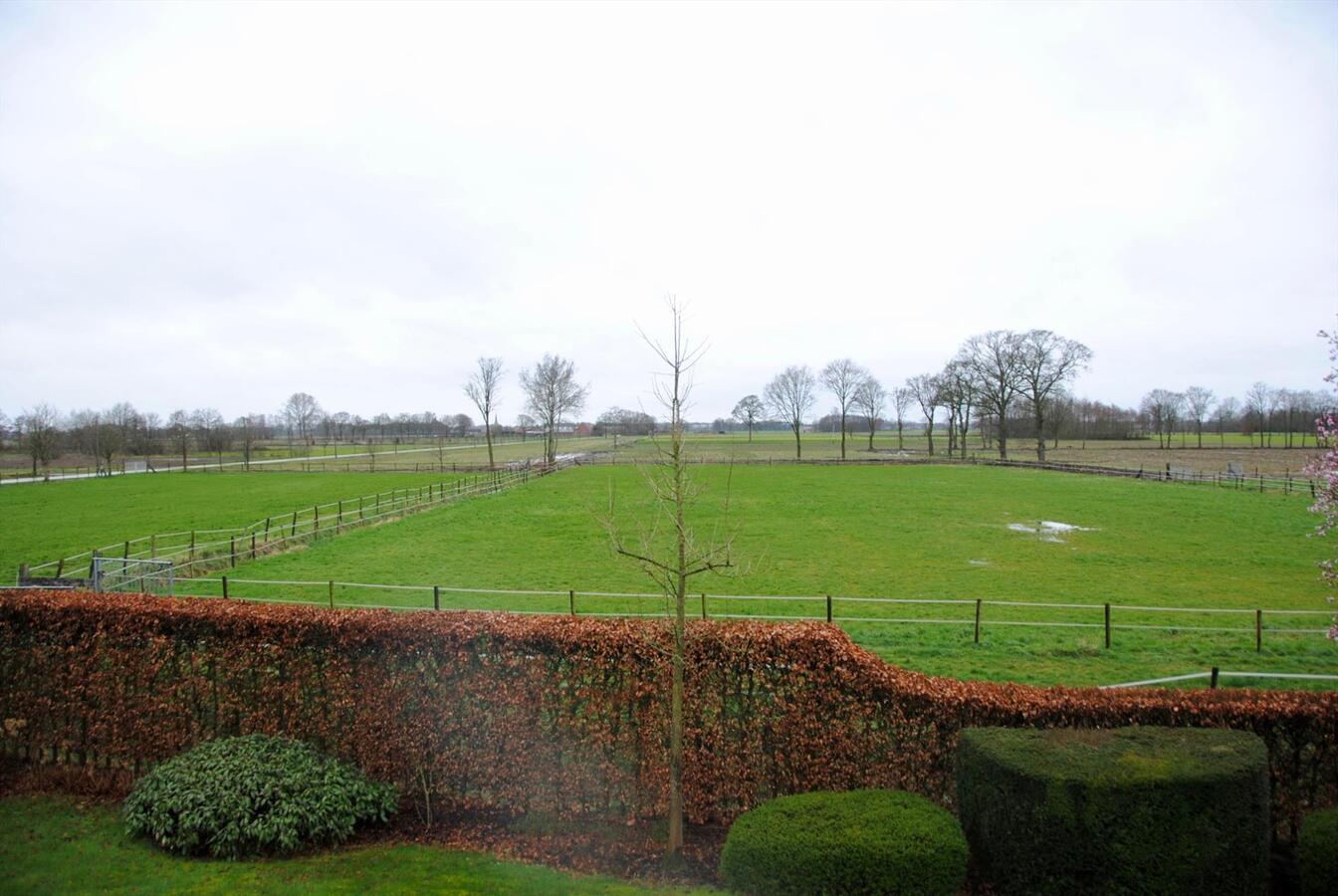 Woning en paardenaccommodatie met binnen- en buitenpiste gelegen te Retie op ca. 5,7ha 