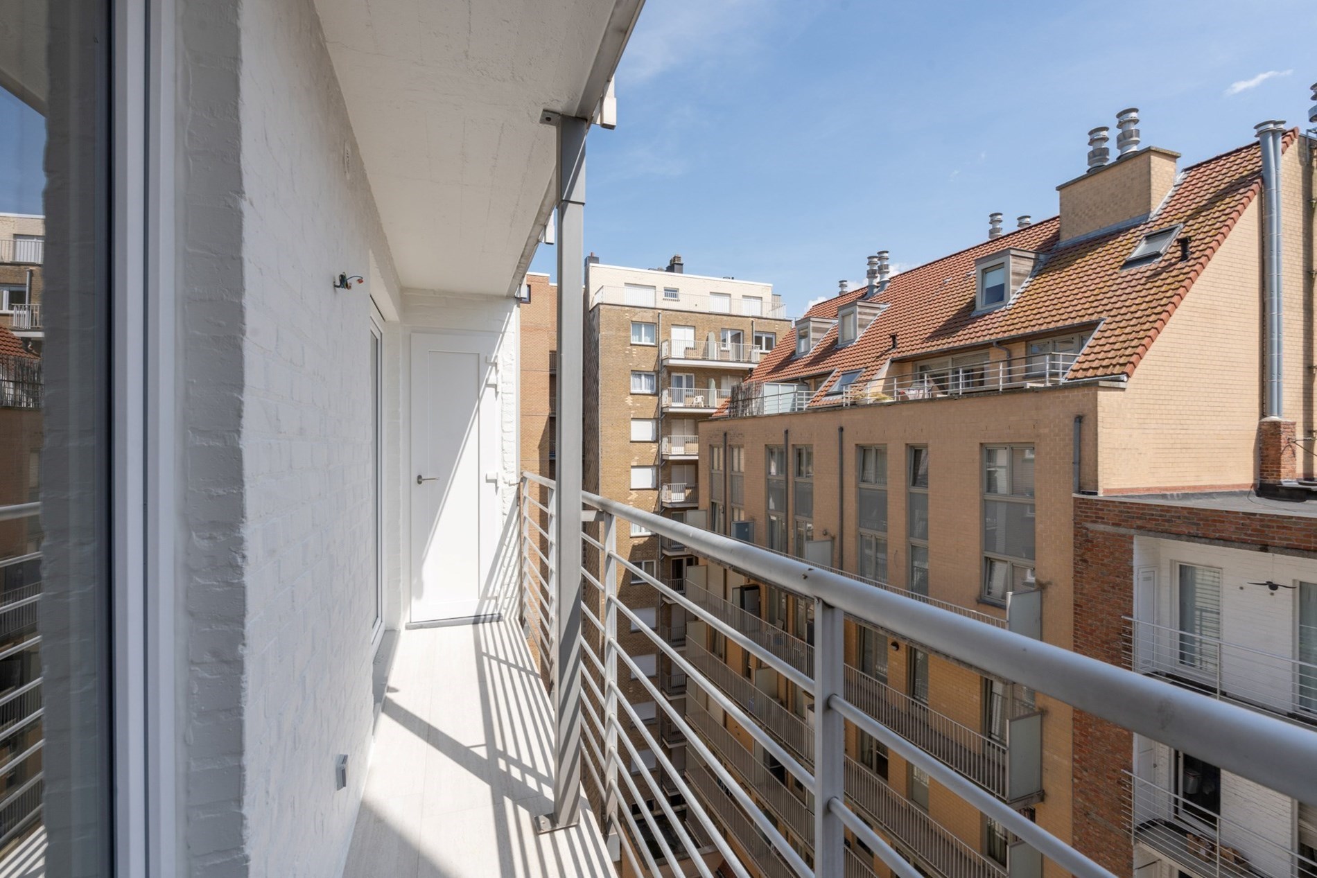 Appartement enti&#232;rement r&#233;nov&#233; b&#233;n&#233;ficiant d&#39;une vue panoramique sur la digue de Duinbergen ! (possibilit&#233; d&#39;achat d&#39;un garage) 