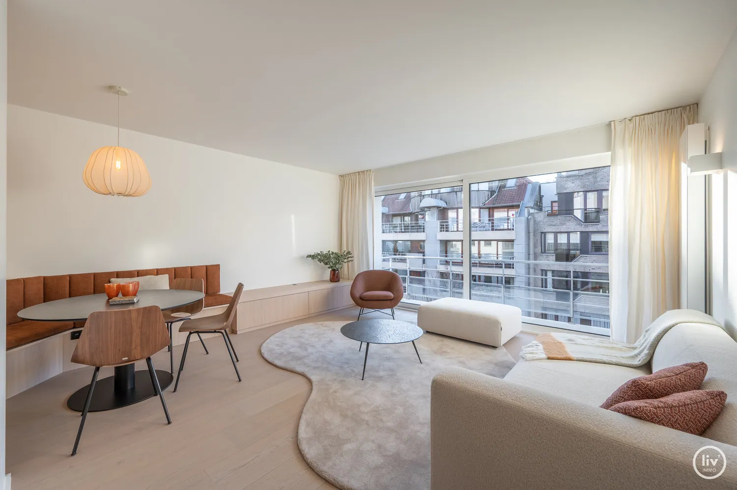 Volledig gerenoveerd et tevens lichtrijk appartement met aangenaam westgericht terras gelegen vlakbij de Lippenslaan te Knokke.