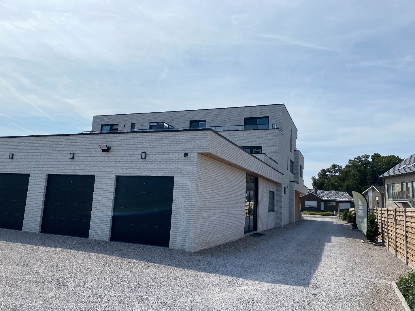 Nieuwbouw luxe appartement op de eerste verdieping met 2 grote terrassen, 2 slaapkamers en mogelijkheid om een garage bij te huren. 