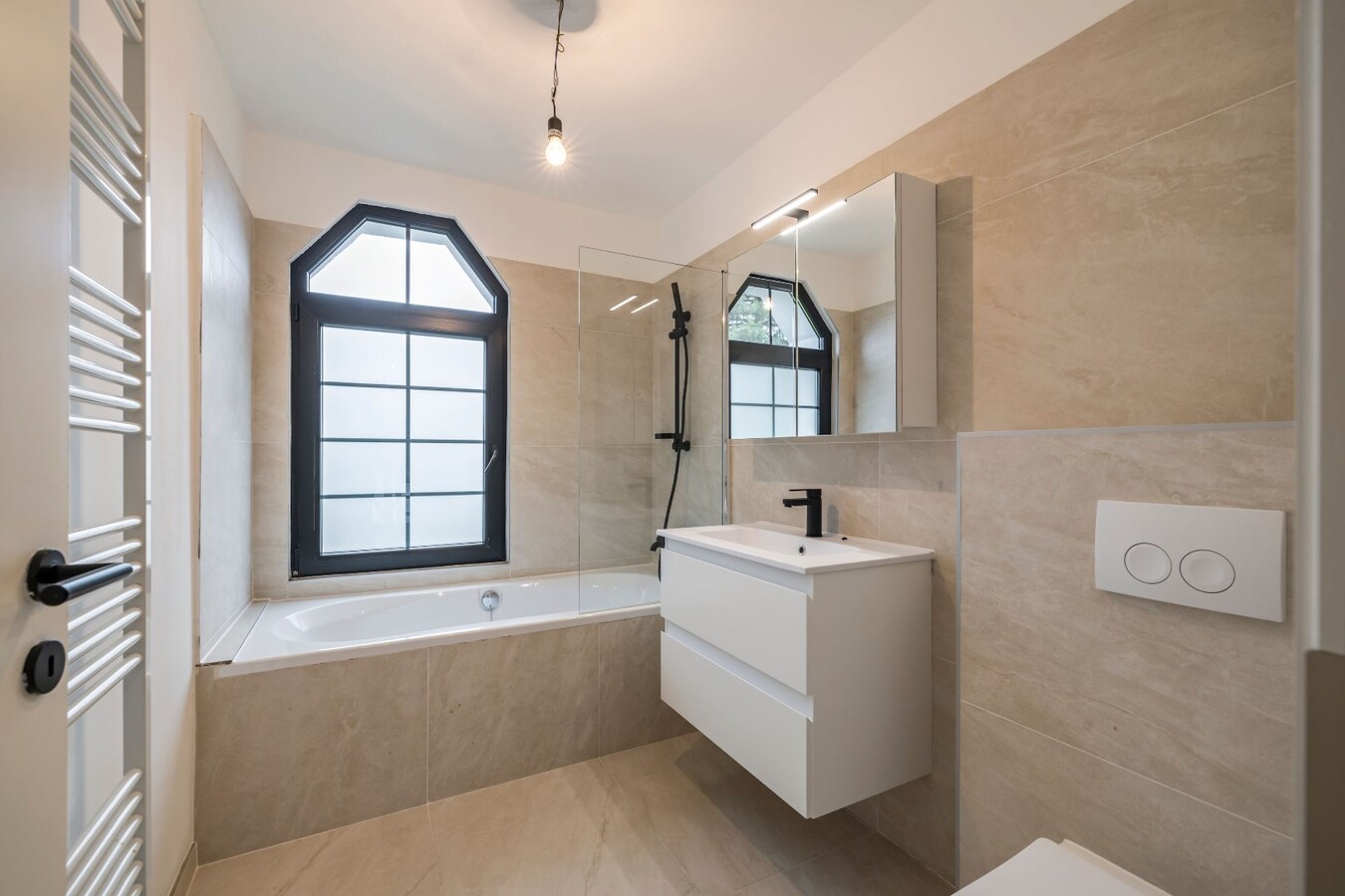 Luxueus gerenoveerde (2025) woning bijgebouw &amp; ruime tuin in Zwijndrecht 