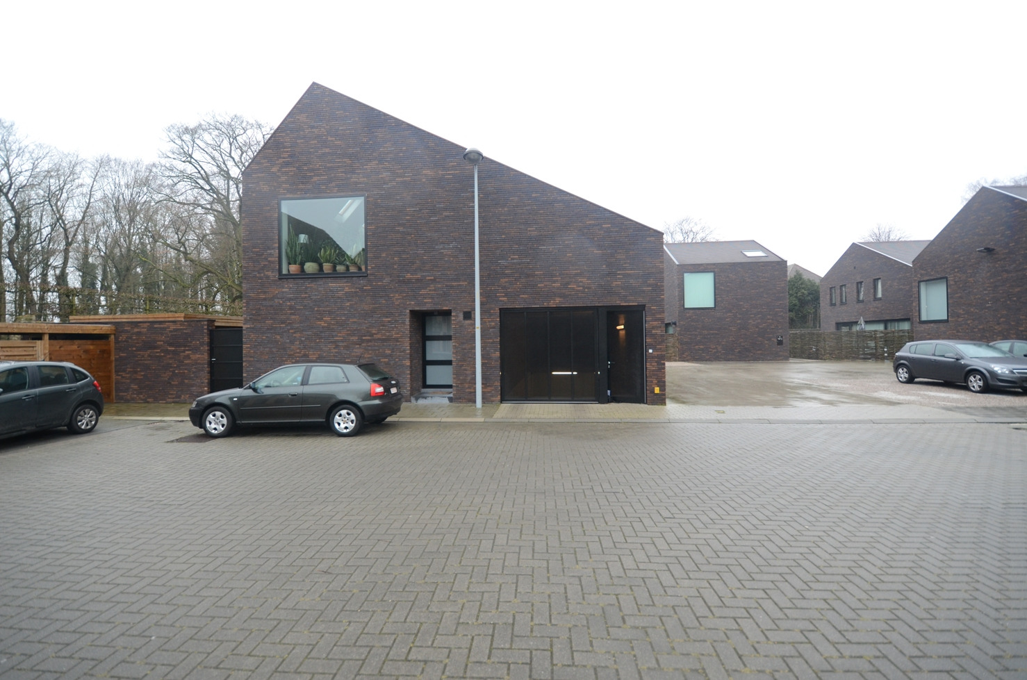 Meerdere autostandplaatsen  in een afgesloten garagecomplex te Sint-Michiels 