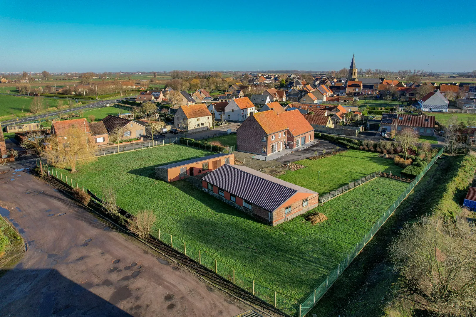 *** VERKOCHT *** Open bebouwing op 4500 m² met bijgebouw en loods (160 m²) te Diksmuide (Leke)