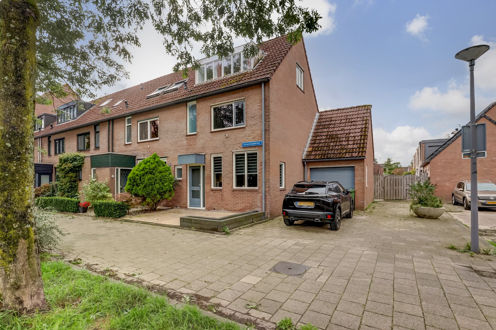 Kopers opgelet! Moderne 5-kamer hoek/eindwoning met luxe keuken en keurige badkamer, 4 ruime slaapkamers,  ruime tuin, eigen garage met oprit! 