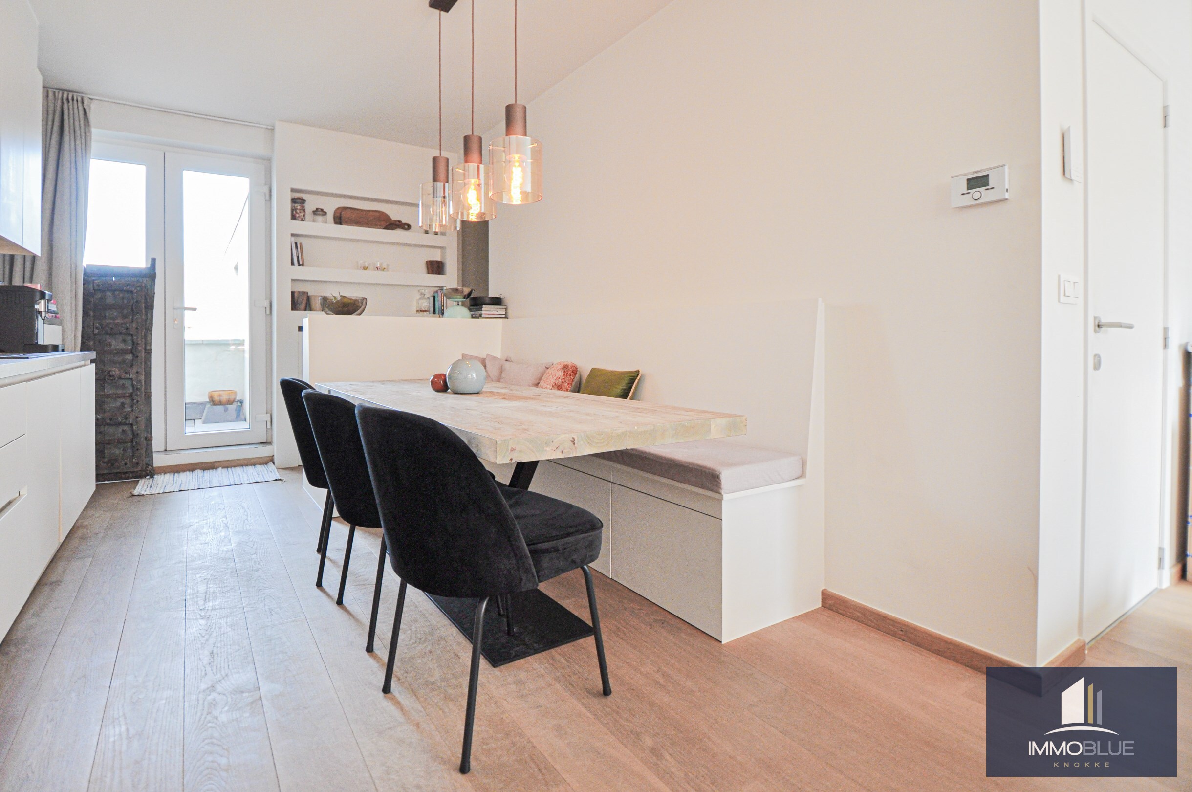 Centraal gelegen, lichtrijk en recent gerenoveerd appartement met terras in een kleine residentie. 