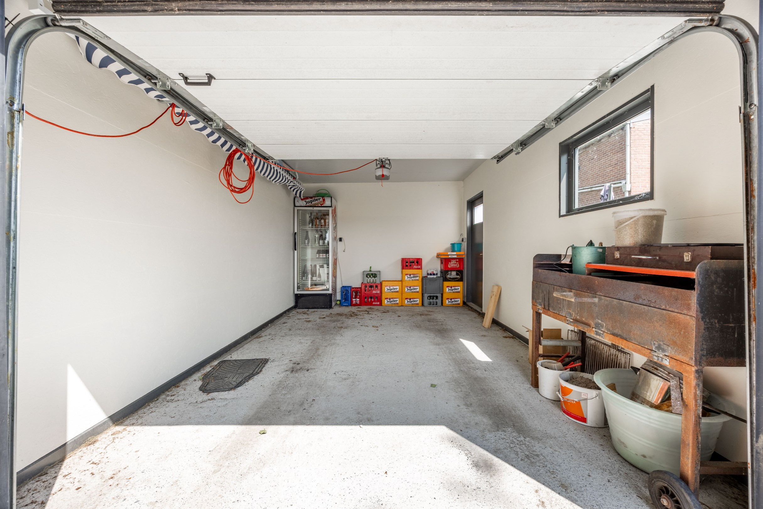 KLOEKE GEZINSWONING MET MAGAZIJN OP 737M&#178; 