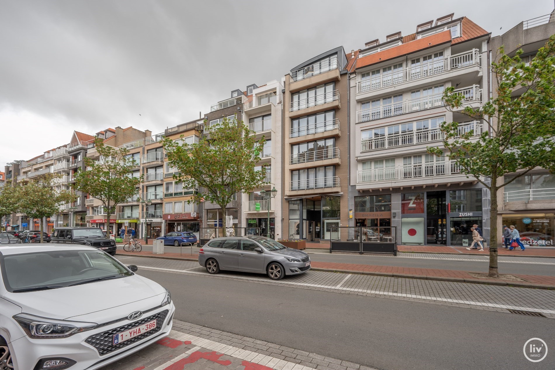 Ruim en zongericht duplexappartement gelegen op een uitstekende locatie in de Lippenslaan. 