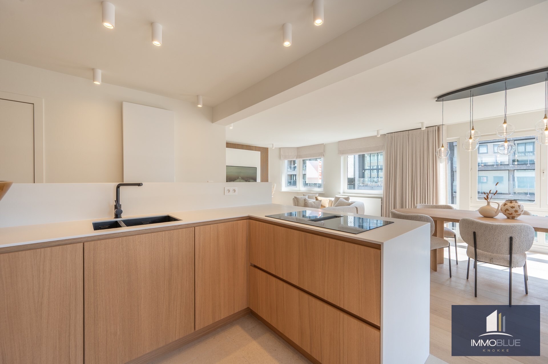 Appartement d’angle avec terrasse orient&#233;e au sud et belle vue sur la mer. 