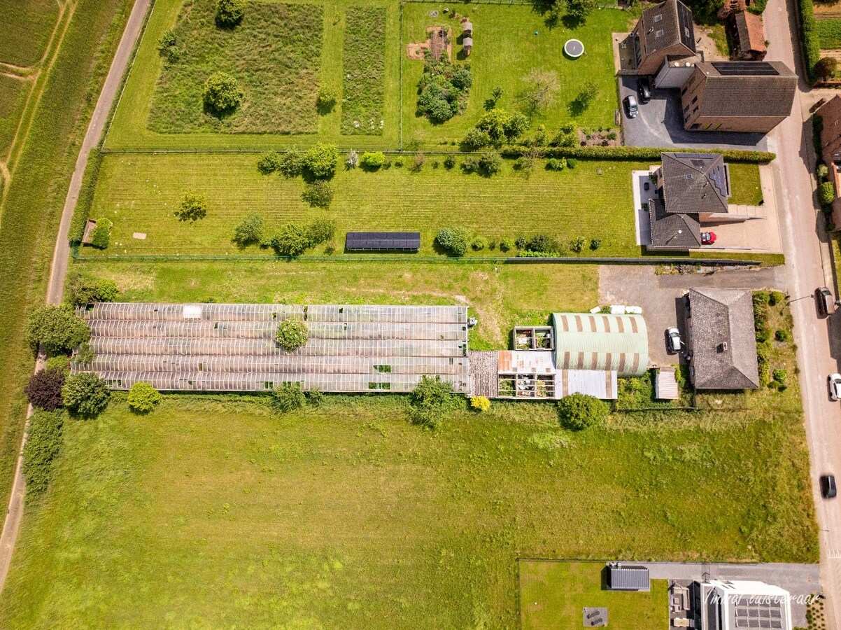 Deels gerenoveerde woning op ca. 30 are gelegen te Tienen. 