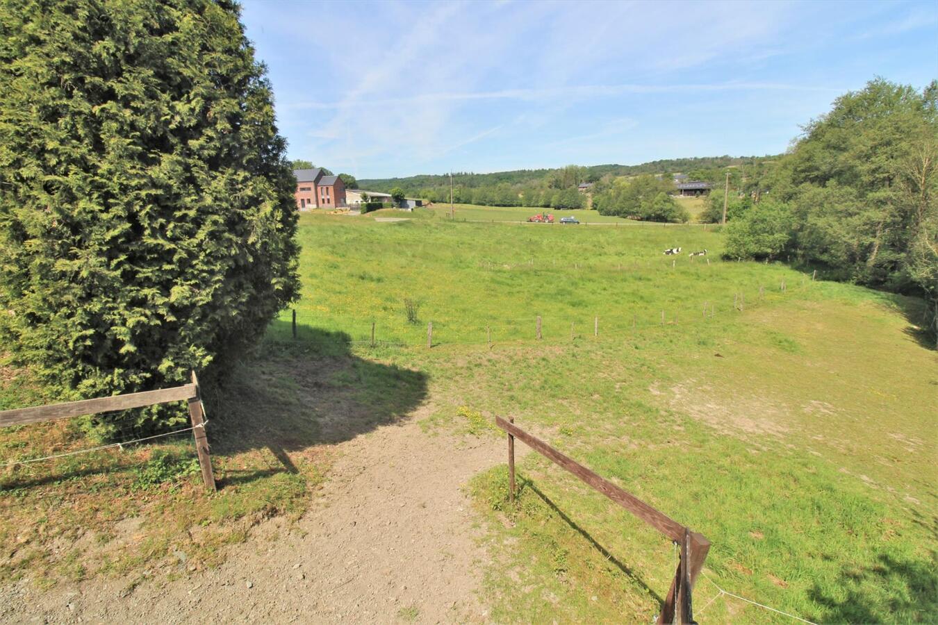 EN OPTION - Habitation avec &#233;curie, piste ext&#233;rieure et terrain sur environ 76a &#224; Somme-Leuze (Namur) 