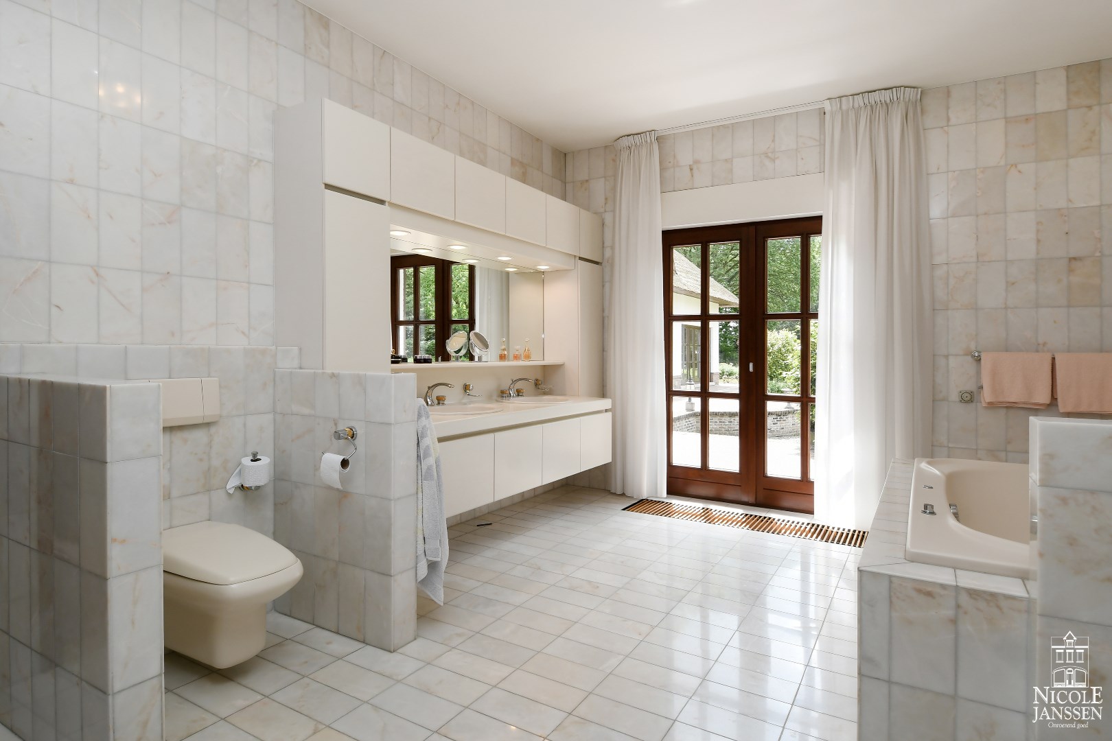 Ruime ensuite badkamer