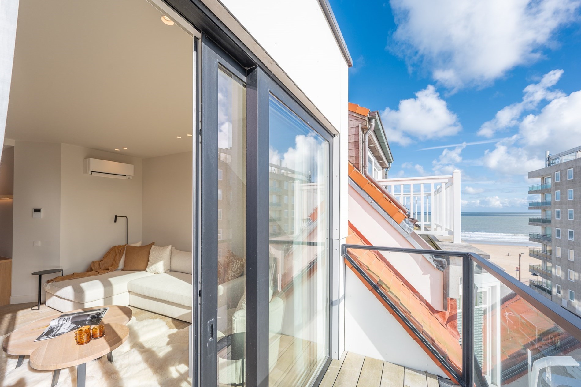 Nieuwbouw duplex appartement met prachtige zichten op de minigolf en zijdelings zeezicht gelegen vlakbij de Kustlaan te Knokke. 