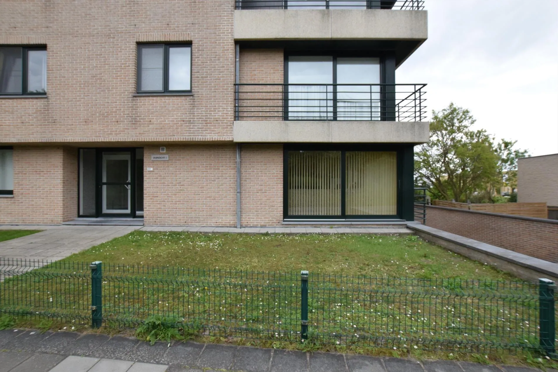 Rustig gelegen gelijkvloers-appartement vlakbij het strand