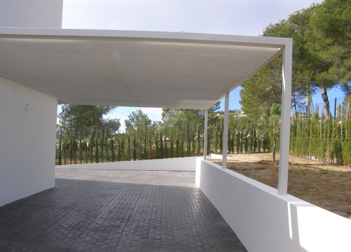 Moderne villa met zeezicht te koop in Moraira 