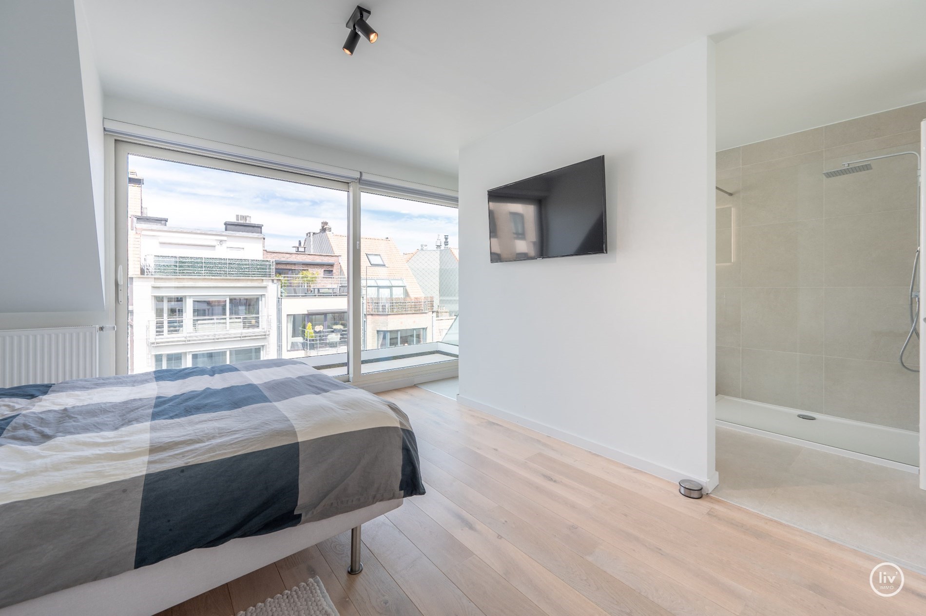 Prachtig, ruime en tevens r&#233;cente triplex (199 m2) in een zijstraat van de lippenslaan vlakbij de zeedijk te Knokke. 