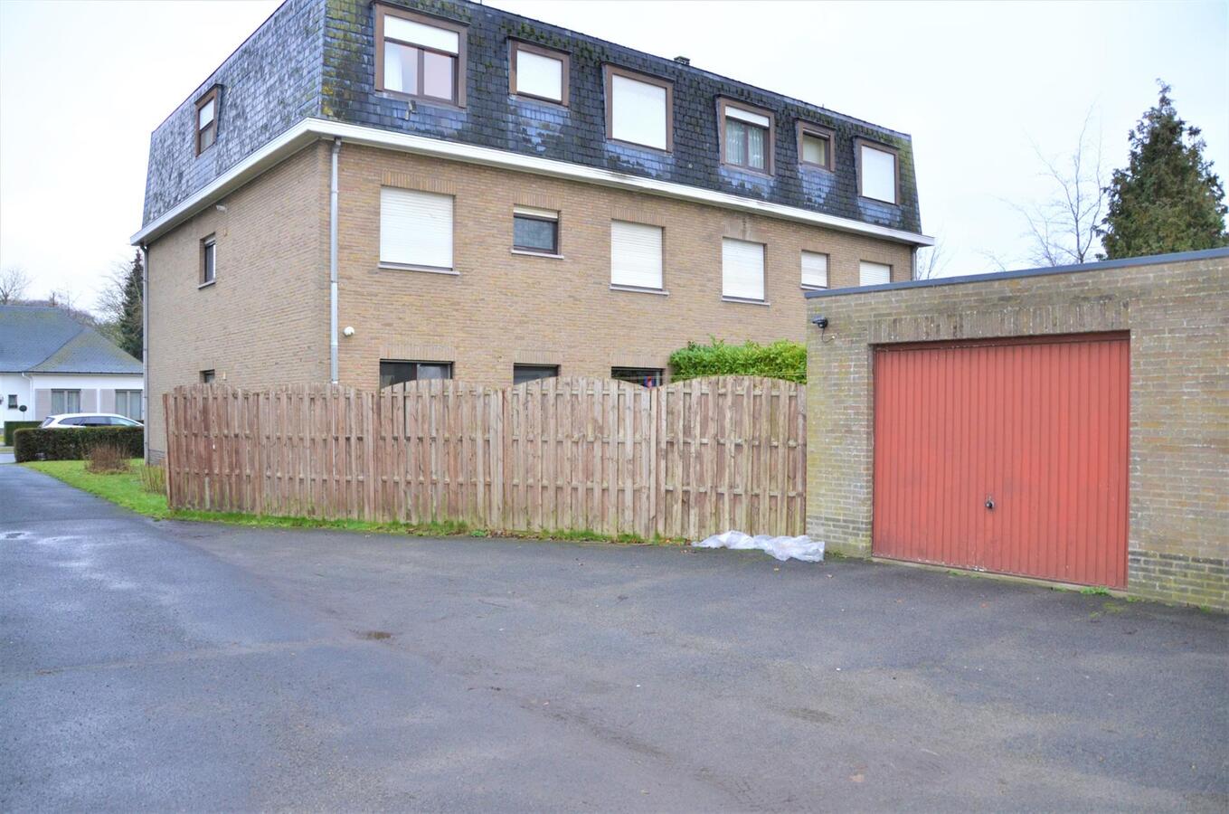 Gelijkvloers appartement met garage en tuin 