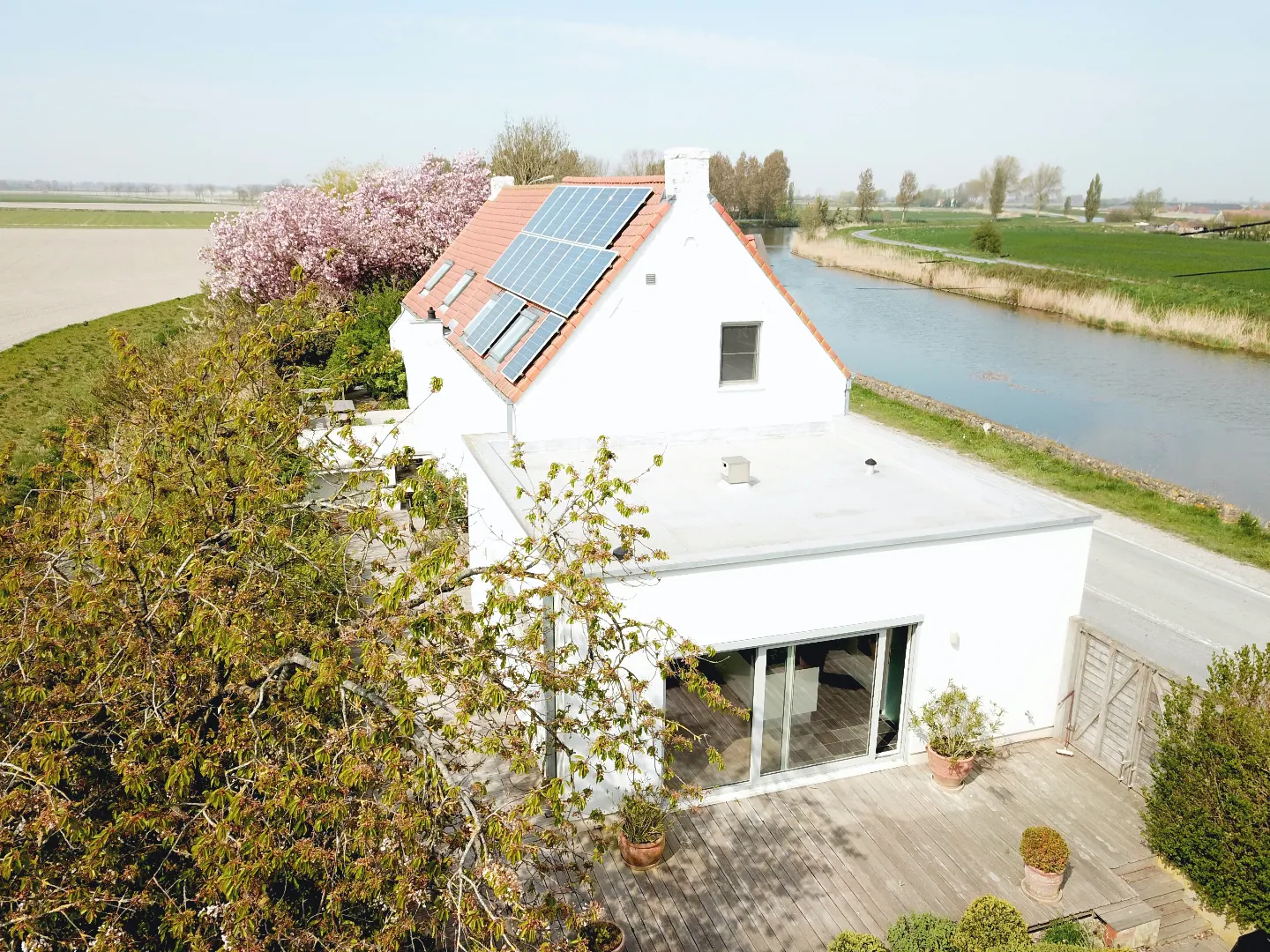 Prachtige landelijke woning aan de oever van de iJzer op 1446 m² te Diksmuide.