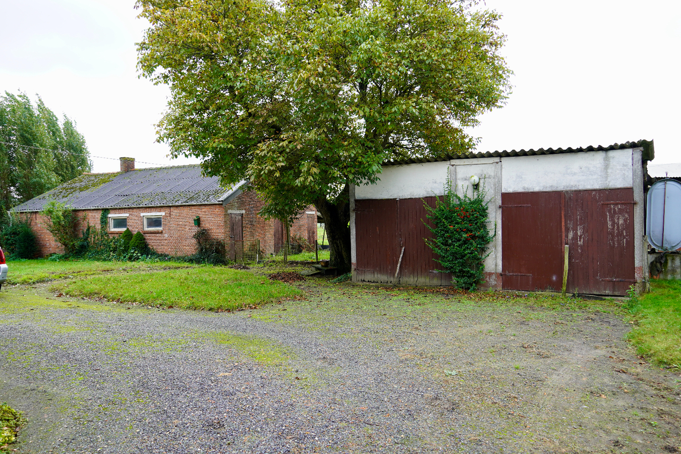 Te renoveren woning met bijgebouwen en weiland op ca. 91a te Hoogstraten 