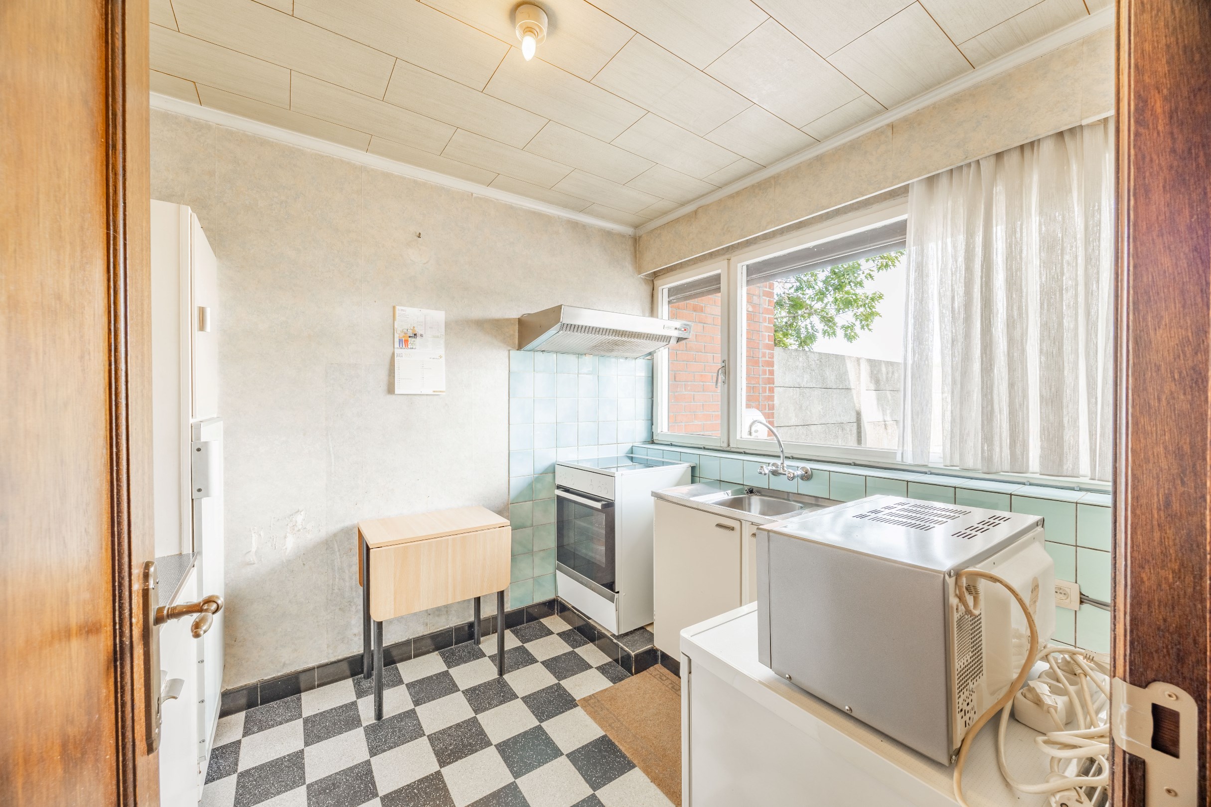 TE RENOVEREN WONING MET GARAGE 