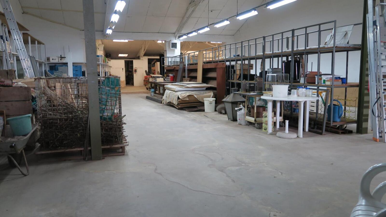 Karaktervolle woning met ruime loodsen 