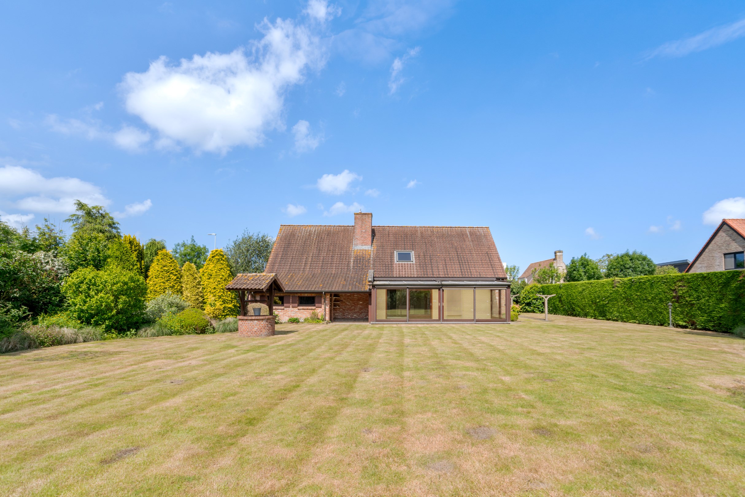 Grote en alleenstaande villa met dubbele garage op een zuidgericht perceel van 1229 m2 te Knokke Heist. Het perceel is opsplitsbaar. 