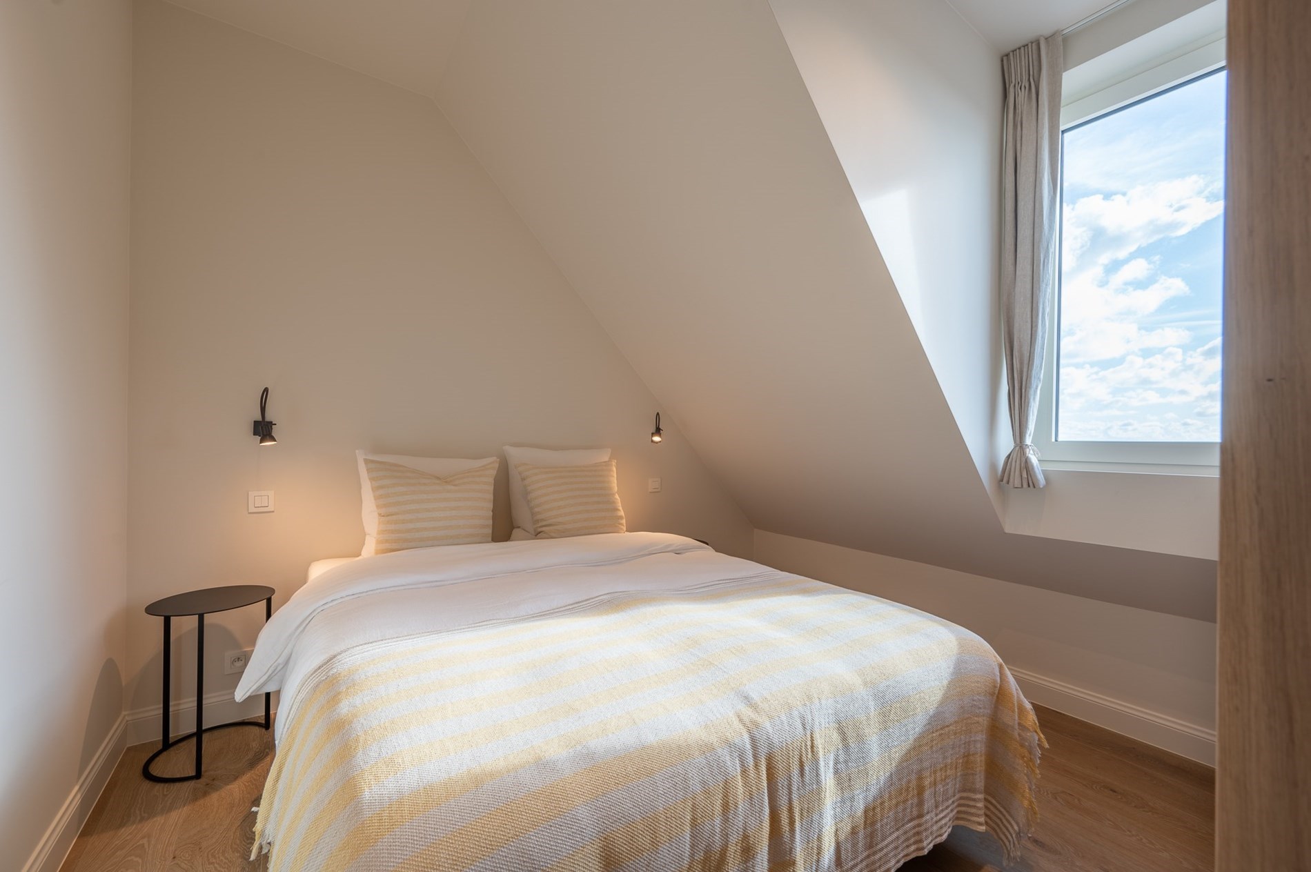 Nieuwbouw duplex appartement met prachtige zichten op de minigolf en zijdelings zeezicht gelegen vlakbij de Kustlaan te Knokke. 