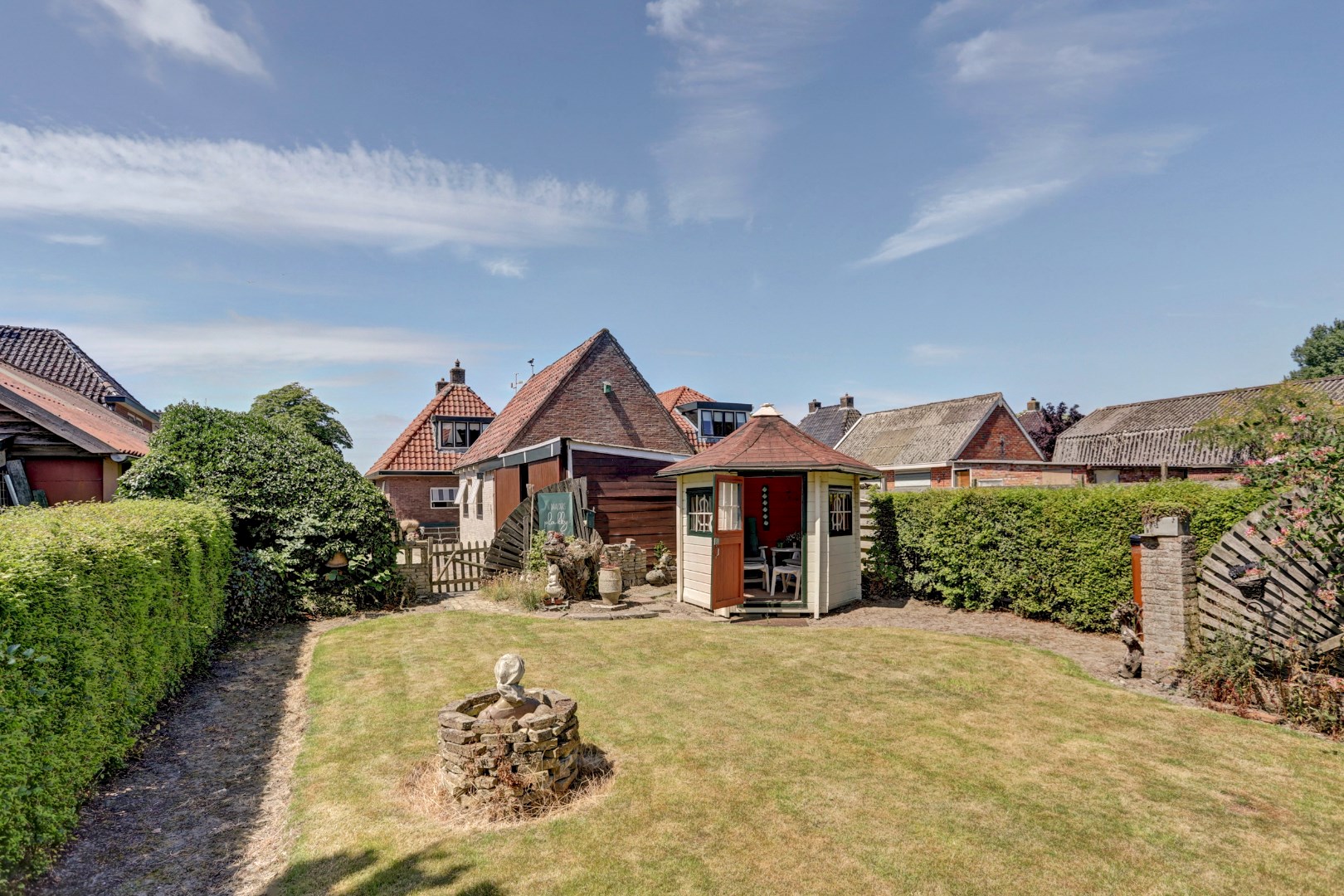 Voor het eerst sinds 1967 weer beschikbaar! Deze karaktervolle jaren ’30 woning met diepe tuin, bergingen en slaapkamer op de begane grond wacht op een nieuwe toekomst. 