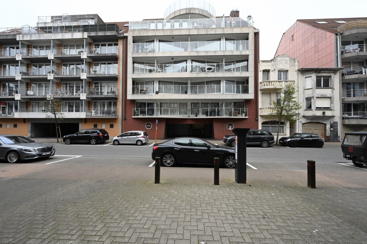 Emplacement spacieux situ&#233; au 100 avenue L&#233;opold. 