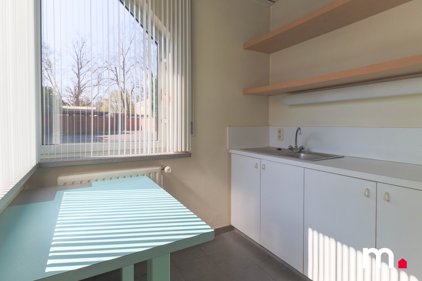 Te huur centraal gelegen polyvalent handelspand te Wevelgem ! 