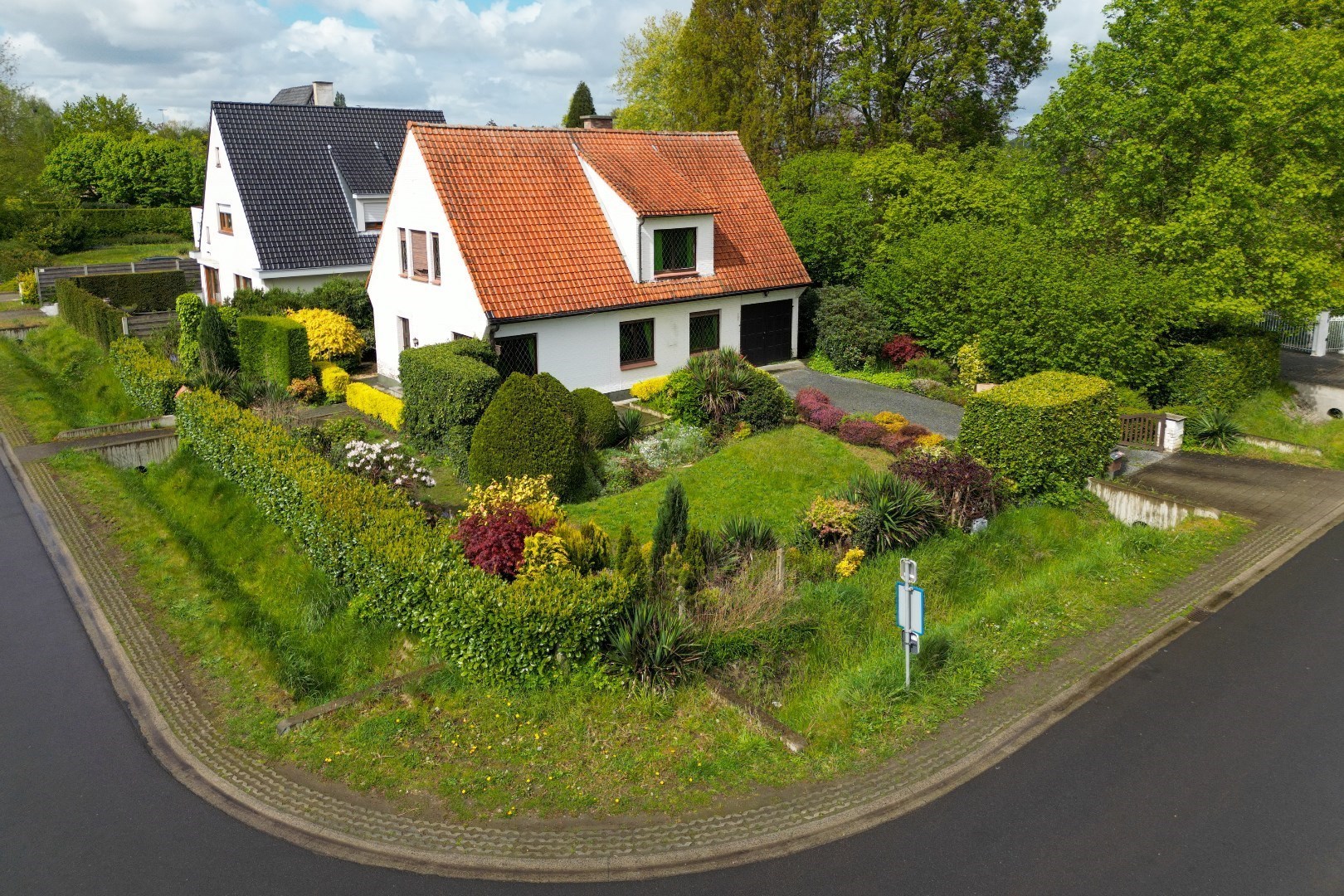 Charmant renovatieproject op een mooi groen hoekperceel in het geliefde Baarle! 