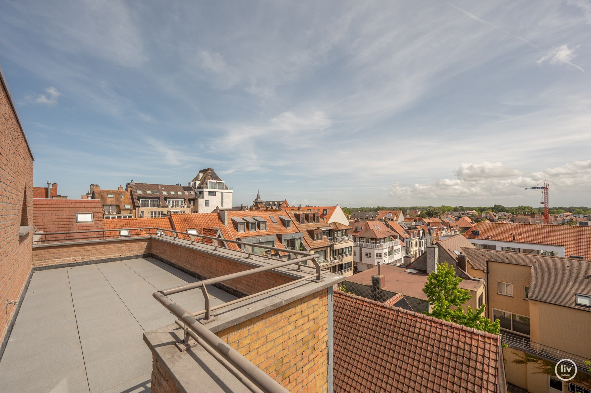 “Unieke Penthouse (1992) te koop op een toplocatie in Knokke –3 -kamerappartement met uitzonderlijke zonneterrassen van meer dan +/- 200m2 . 