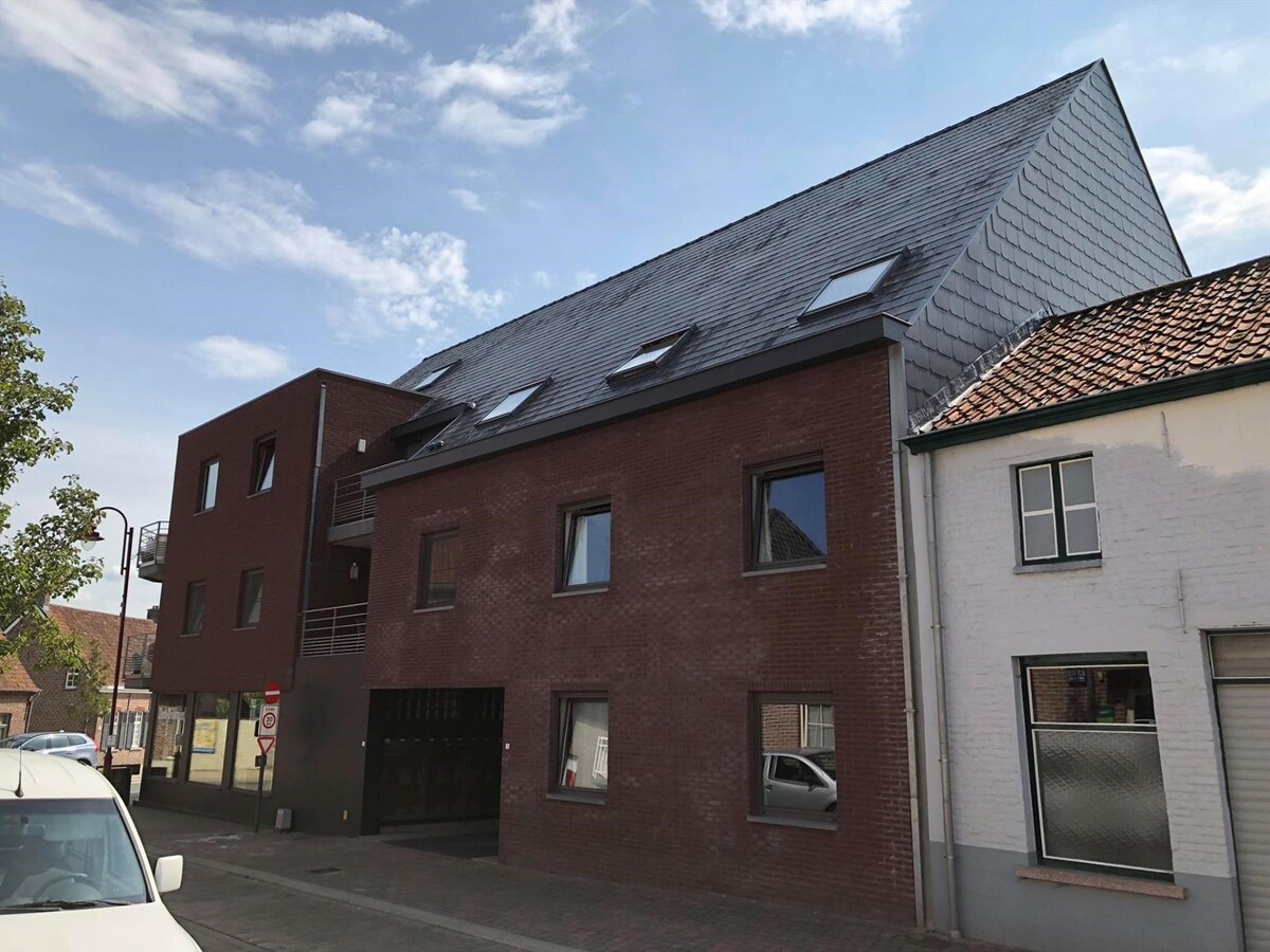 Duplexappartement in centrum Lotenhulle, 3 slpk., met carport. 