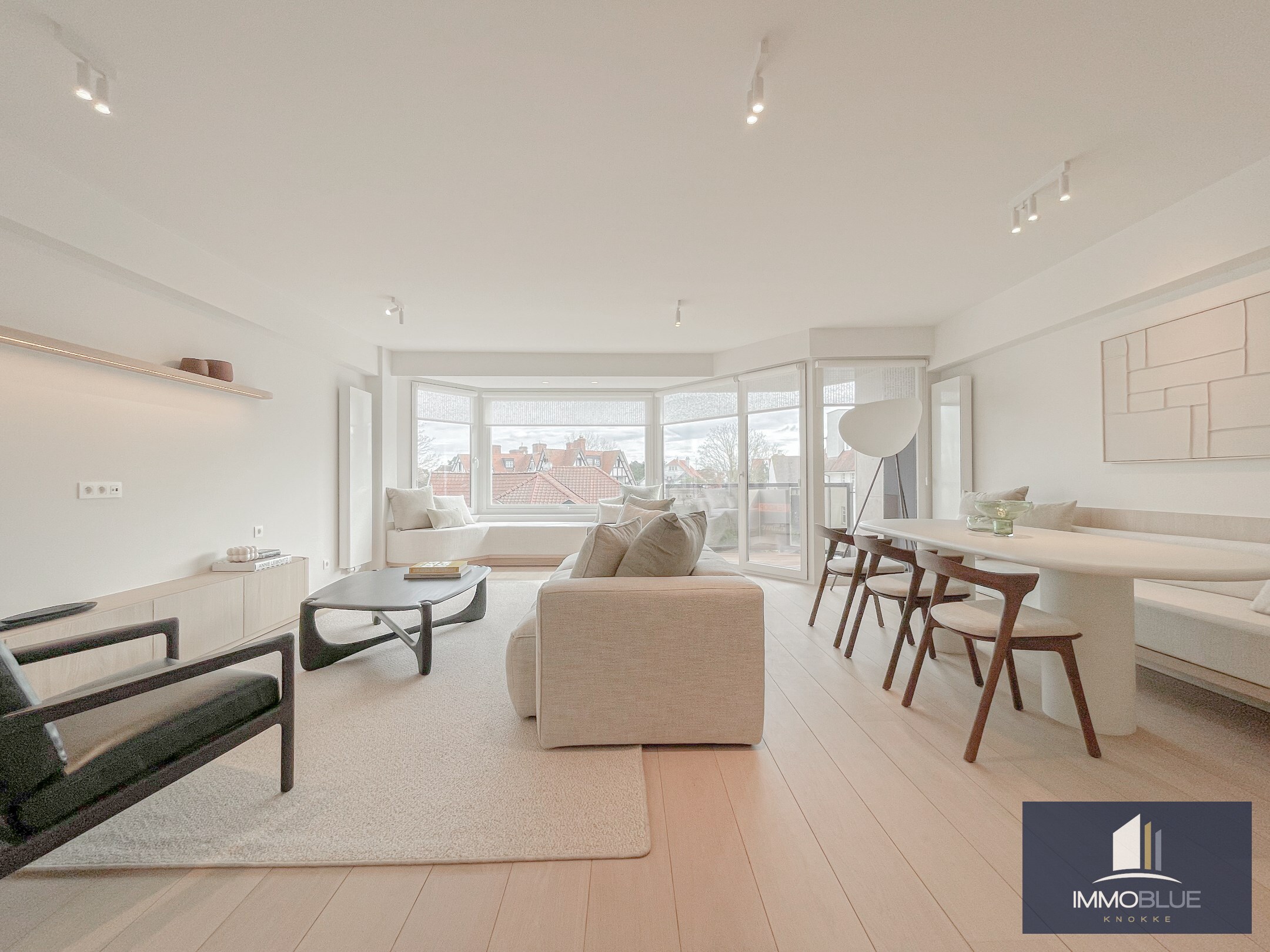 Volledig gerenoveerd, tijdloos appartement met open zicht en een royale gevelbreedte. 