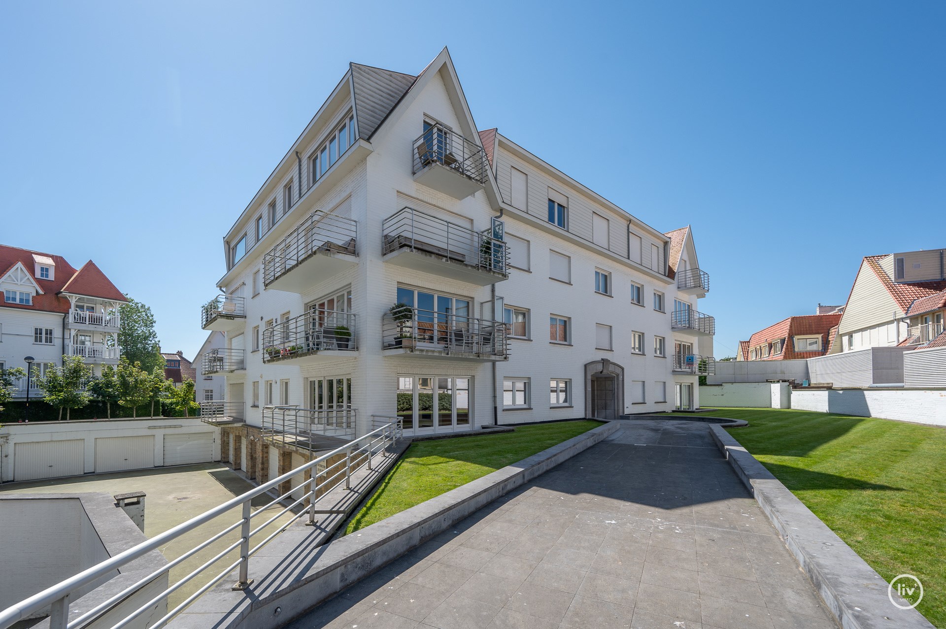 Appartement de coin luxueusement r&#233;nov&#233; et orient&#233; au sud, situ&#233; dans une r&#233;sidence de villa sur la Kustlaan &#224; 50m de la digue. Vue d&#233;gag&#233;e ! Possibilit&#233; de garage dans le b&#226;timent. 