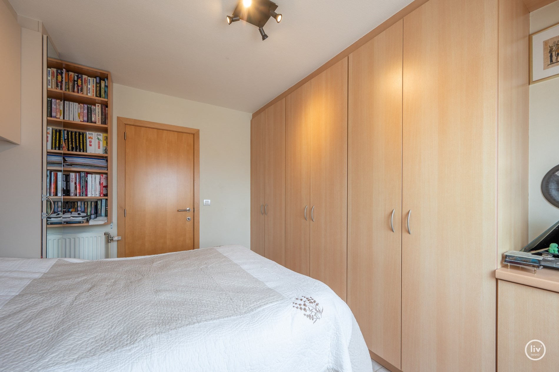 Instapklaar duplexappartement met 2 slaapkamers en grote terrassen (Zijdelings Zeezicht) gelegen op de Lippenslaan. 