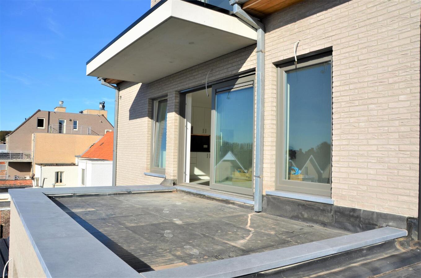 Lichtrijk nieuwbouw appartement met 2 slaapkamers, ruim terras en garage 