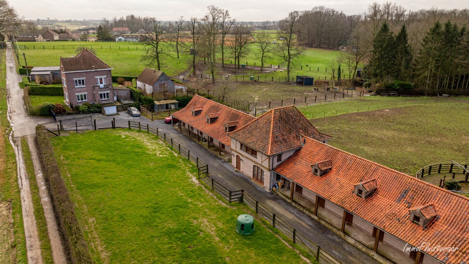 Prachtig paardencomplex met bedrijfswoning, ca. 33 stallen en binnenpiste op meer dan 5,6ha te Bever (Vlaams-Brabant) 