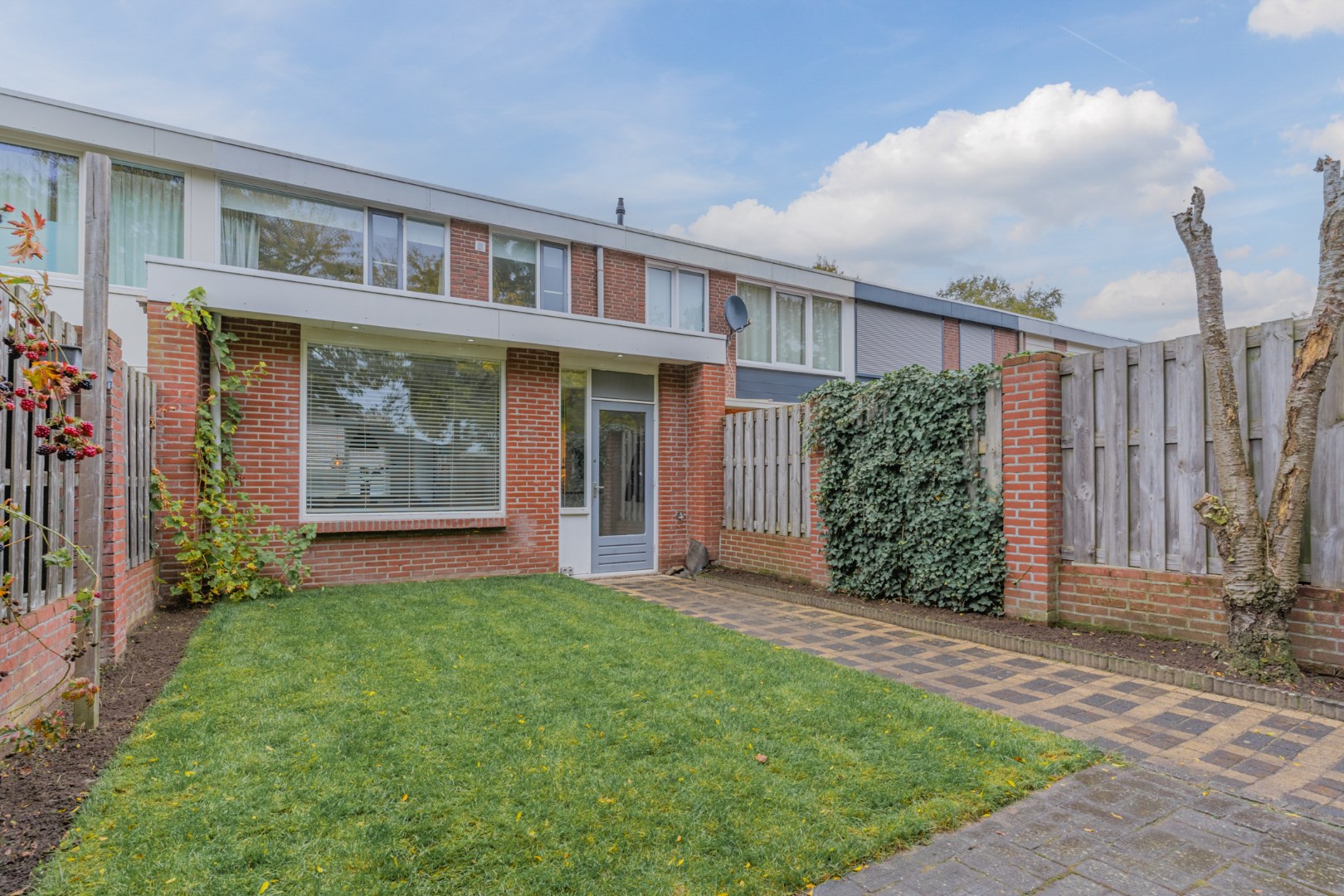 Over de volle breedte uitgebouwde tussenwoning met tuin en tuinhuis gelegen op een rustige locatie aan een autoluw hofje. Energielabel C. 