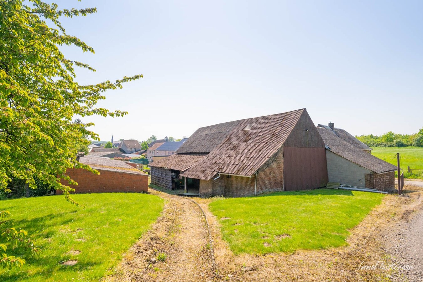 To be renovated square farm on approximately 60 acres in Borlo (Gingelom) 