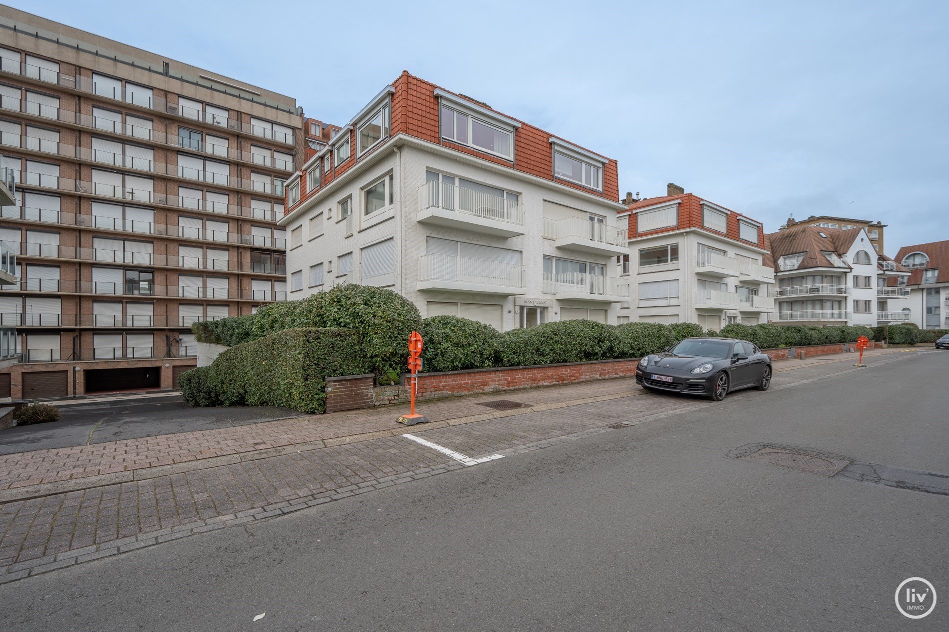 Appartement d&#39;angle spacieux et lumineux exceptionnellement r&#233;nov&#233; et meubl&#233;. 