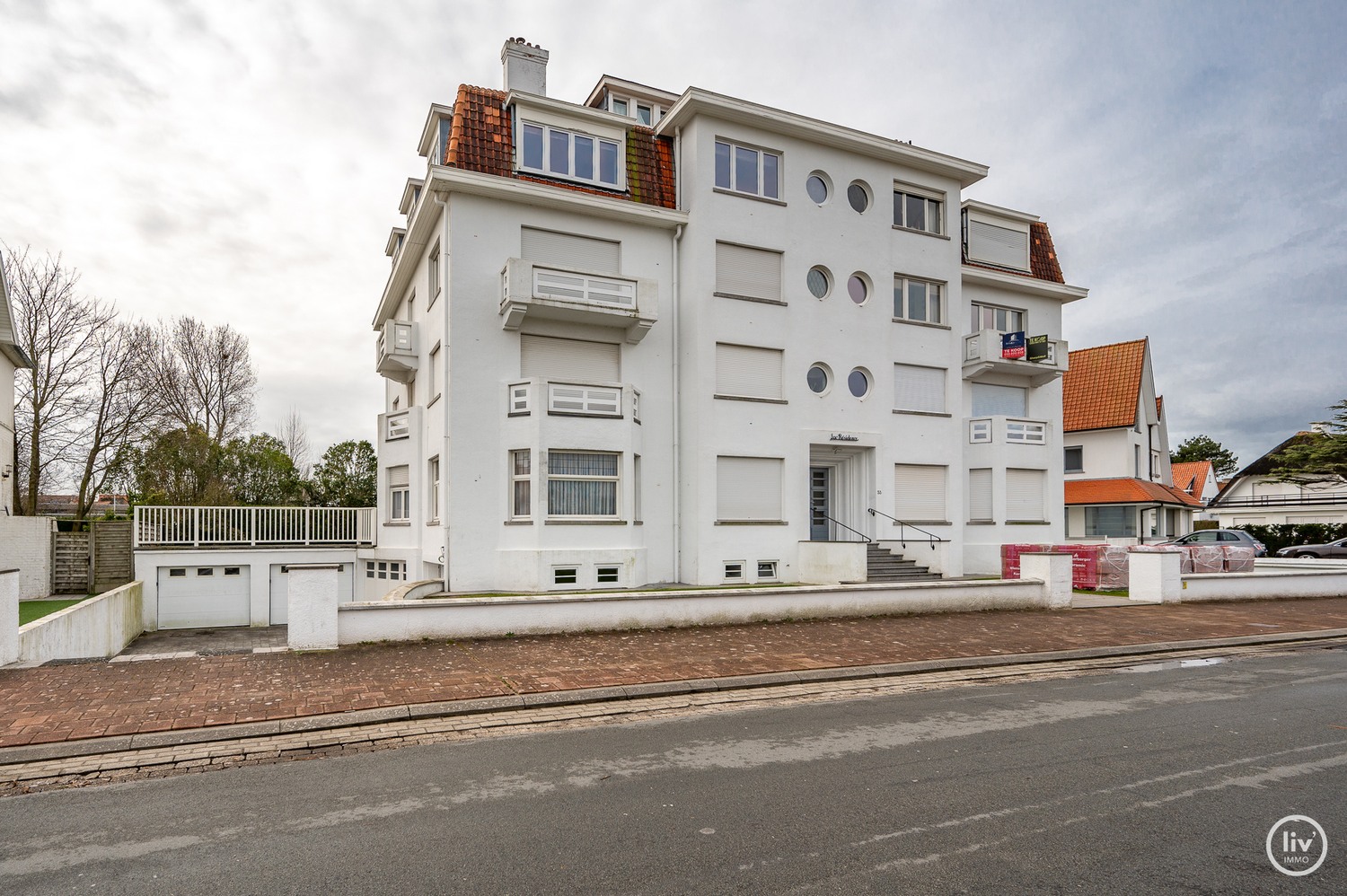 Prachtig gerenoveerd appartement op een topligging met frontaal meerzicht aan het zegemeer te Knokke. 