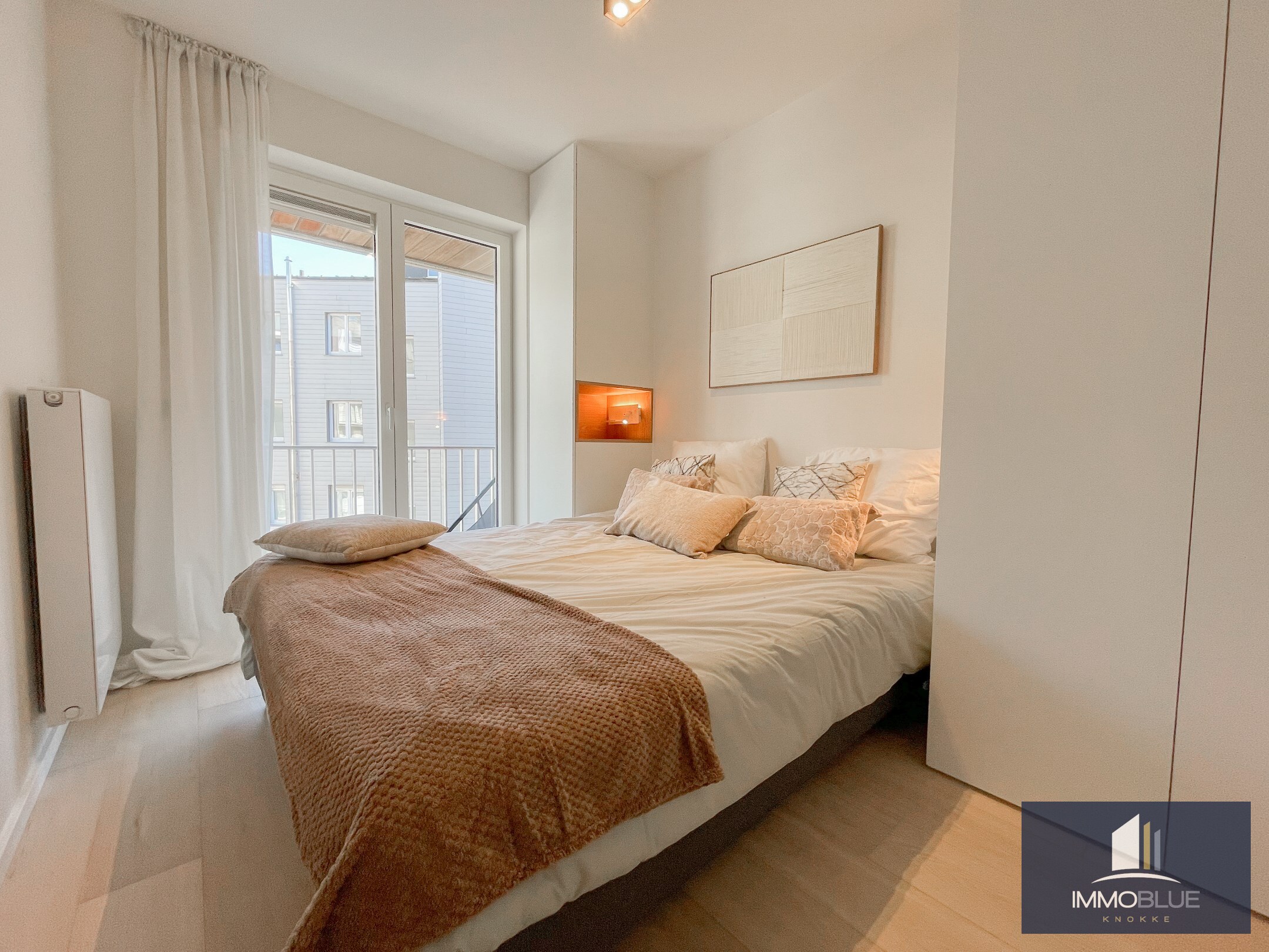 Volledig gerenoveerd lichtrijk appartement met een mooi zijdelings zeezicht, gelegen nabij het Driehoeksplein. 