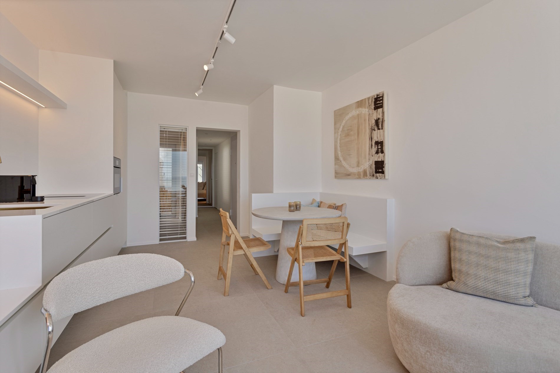 Opendeurdag Zaterdag 02/08 tussen 16u15 en 18u (Zeedijk Albertstrand 536): Gezellig en prachtig gerenoveerd vakantie appartement met frontaal zeezicht. 