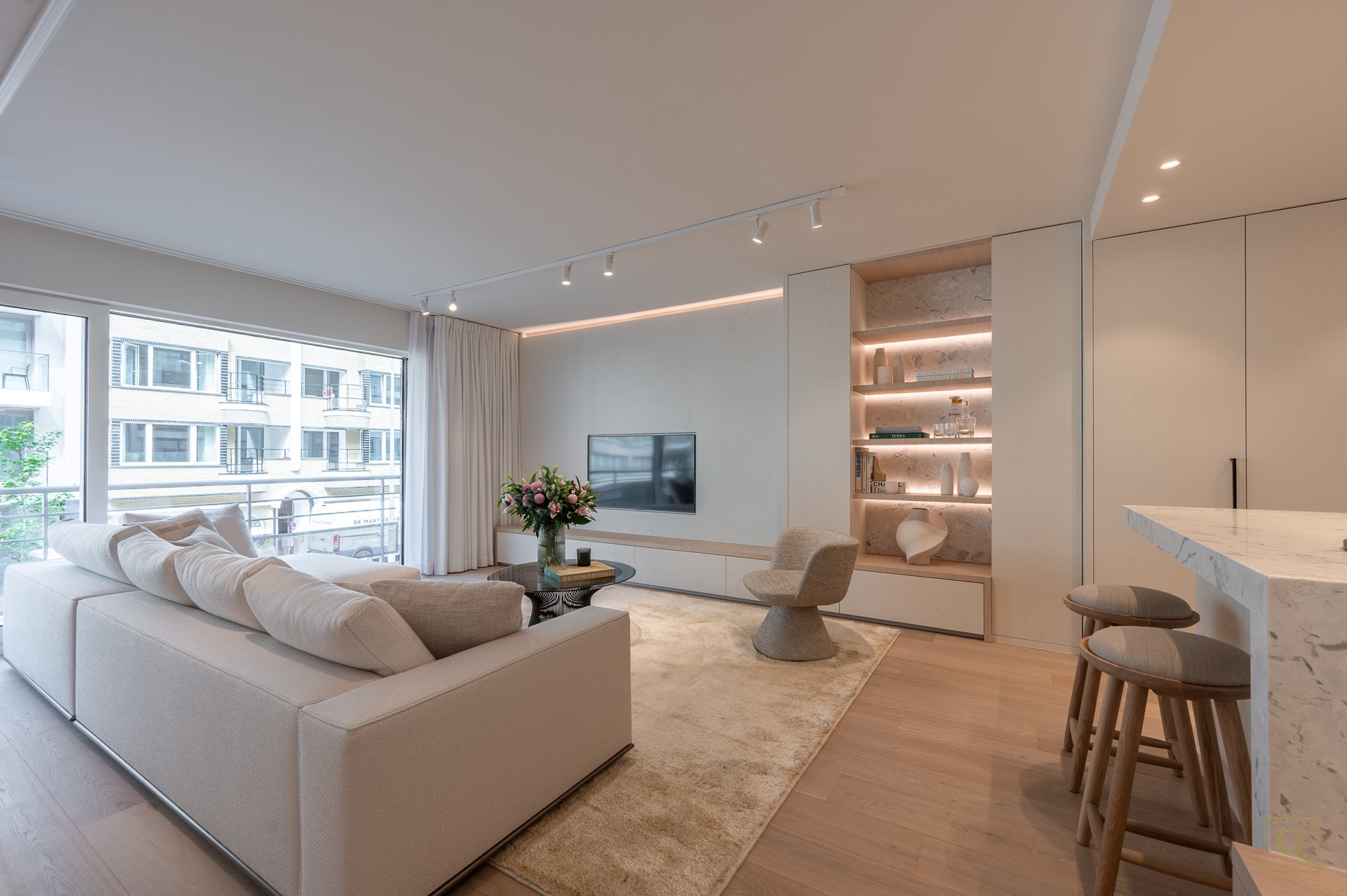 Appartement de luxe &#233;l&#233;gamment r&#233;nov&#233; avec deux terrasses ensoleill&#233;es &#224; proximit&#233; de la plage et des commerces. 