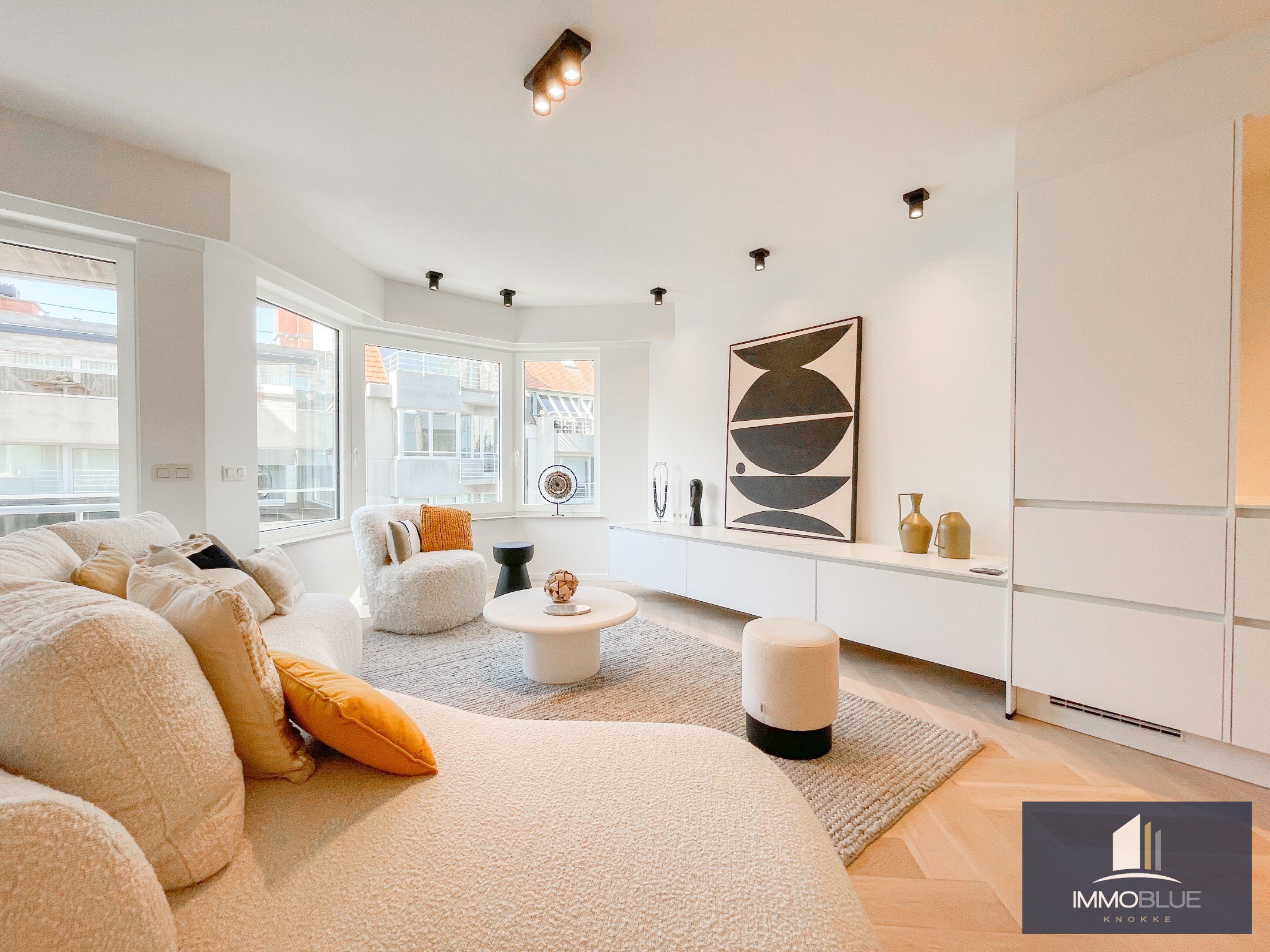 Volledig gerenoveerd lichtrijk appartement met een mooi zijdelings zeezicht, gelegen nabij het Driehoeksplein. 