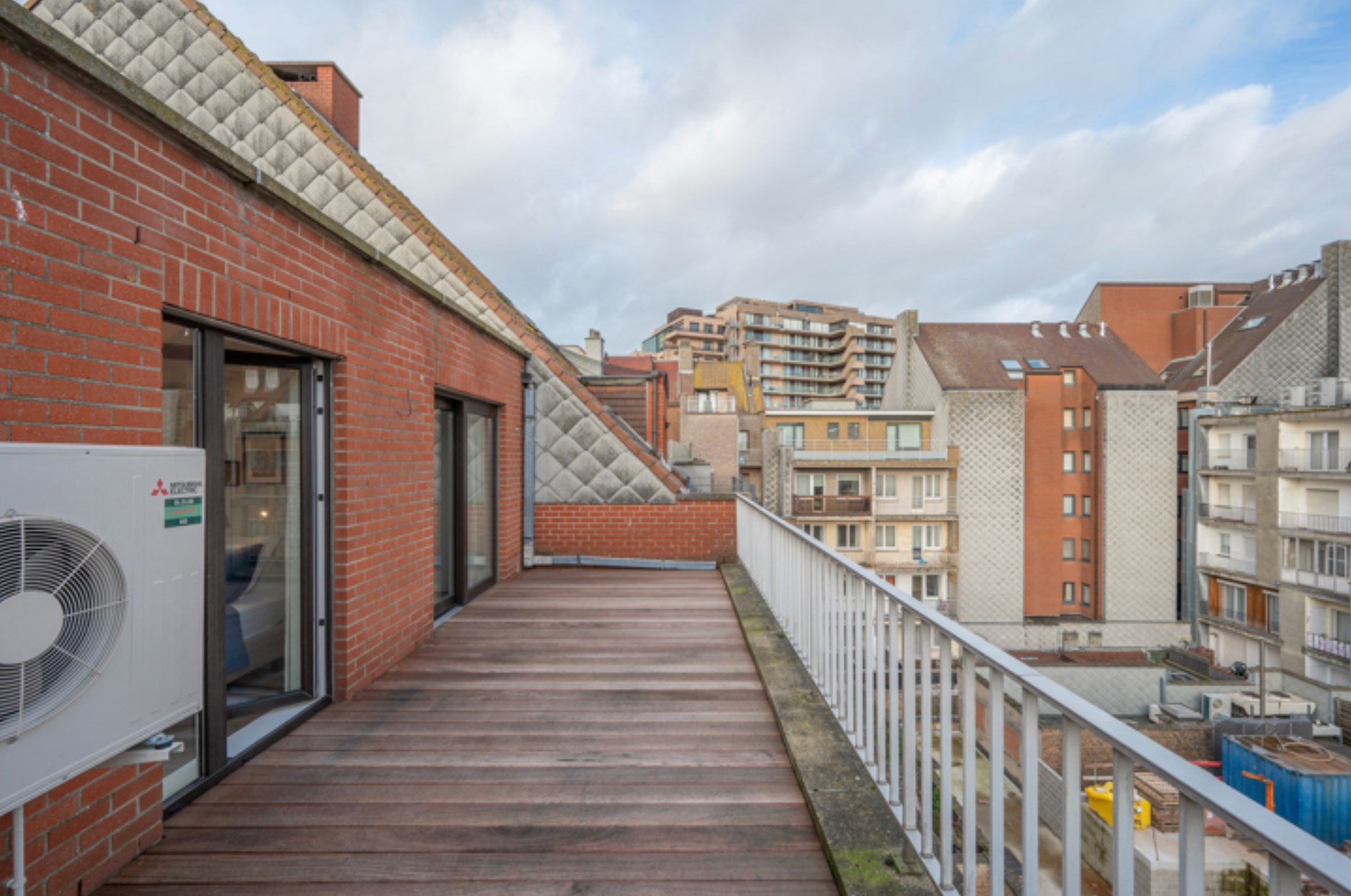 Integraal gerenoveerd dak-appartement met zonne-terrassen op 20 meter wandelafstand van de zeedijk-Albertstrand. 