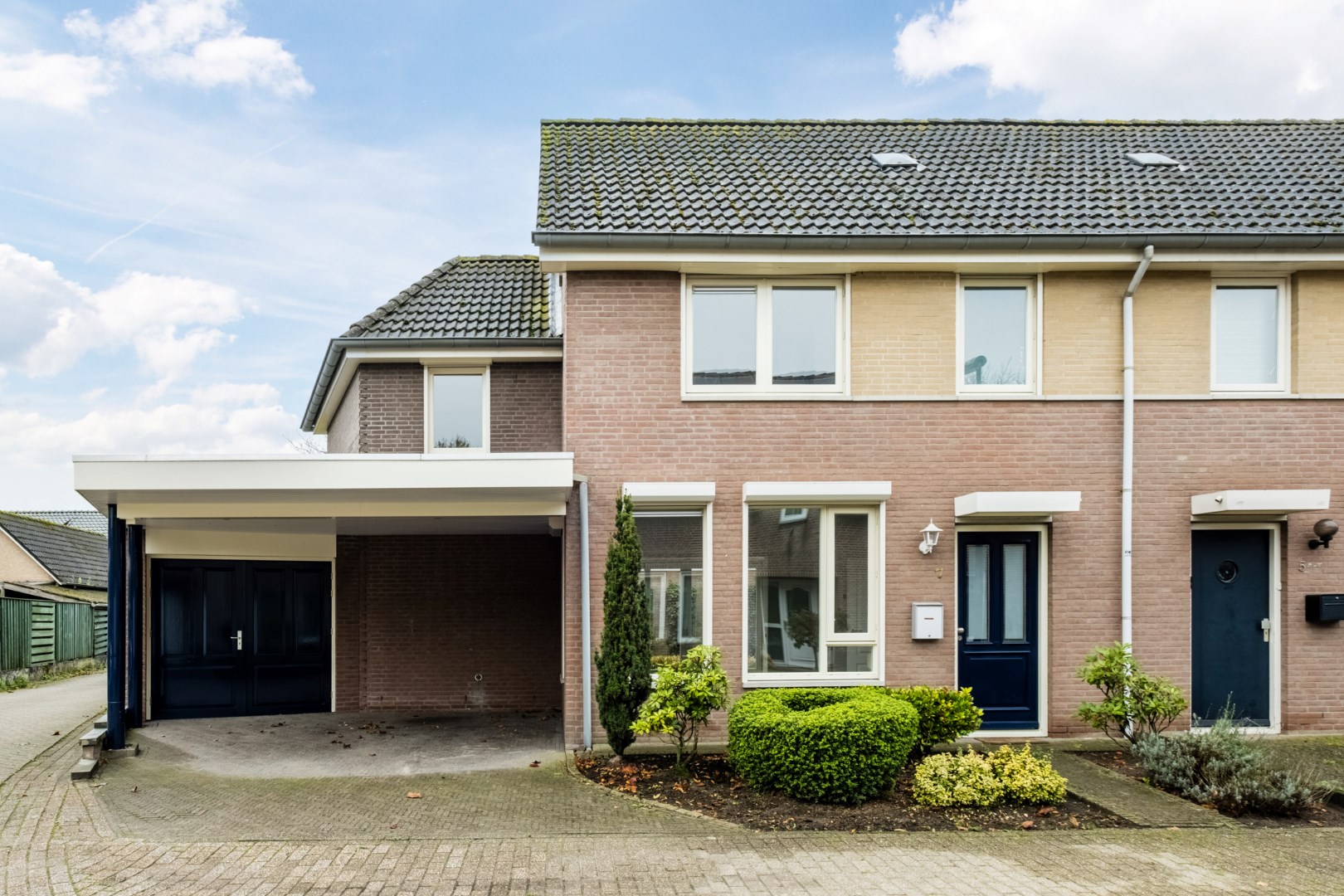 Verrassend ruime hoekwoning met garage, carport en tuin. Rustige ligging in een woonwijk nabij een basisschool en buitengebied. Energielabel B. 